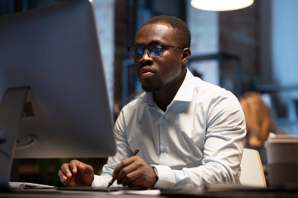 Man working on a computer
How to earn N150k monthly on Nairaworkers